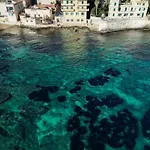 Marlove Sea View With Private Access To The Sea Bed & Breakfast